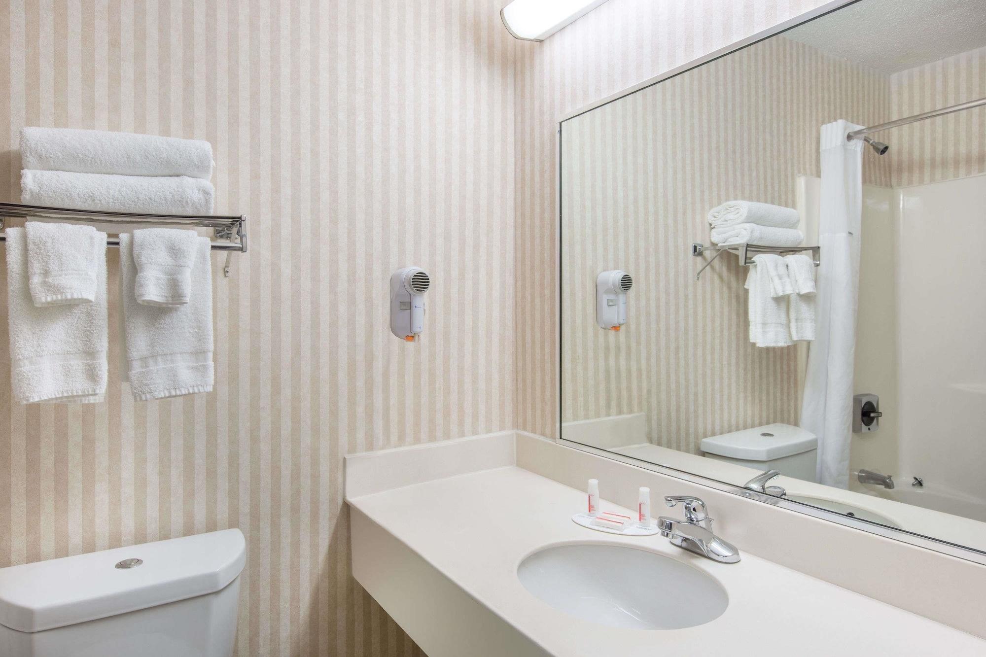 Baymont By Wyndham Bartonsville Poconos Bagian luar foto